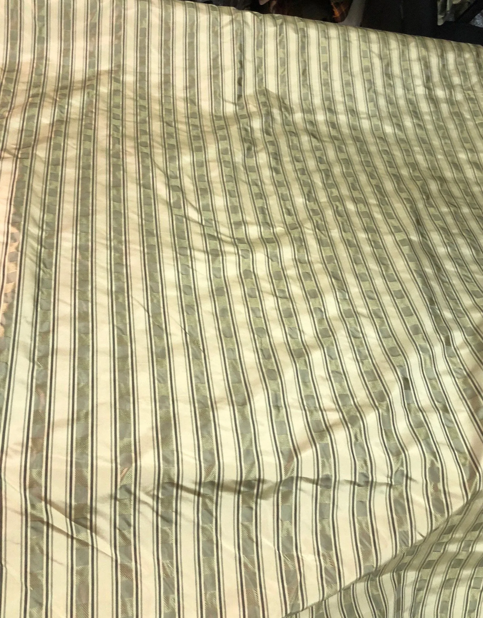 100% Silk Taffeta jaquard Stirpe 54&quot; wide         Sold by the yard
