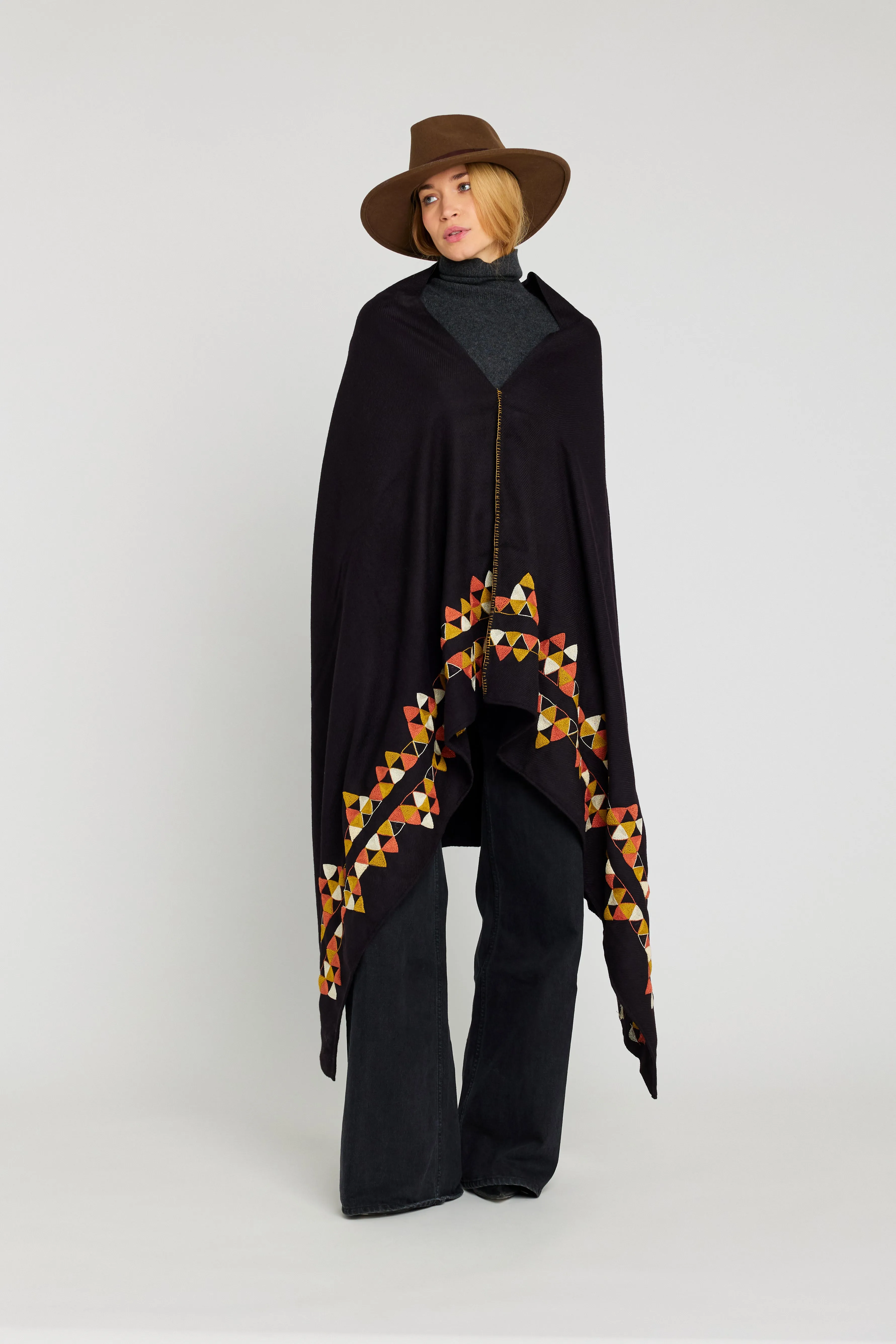 Poncho noir brodé PLAYFUL